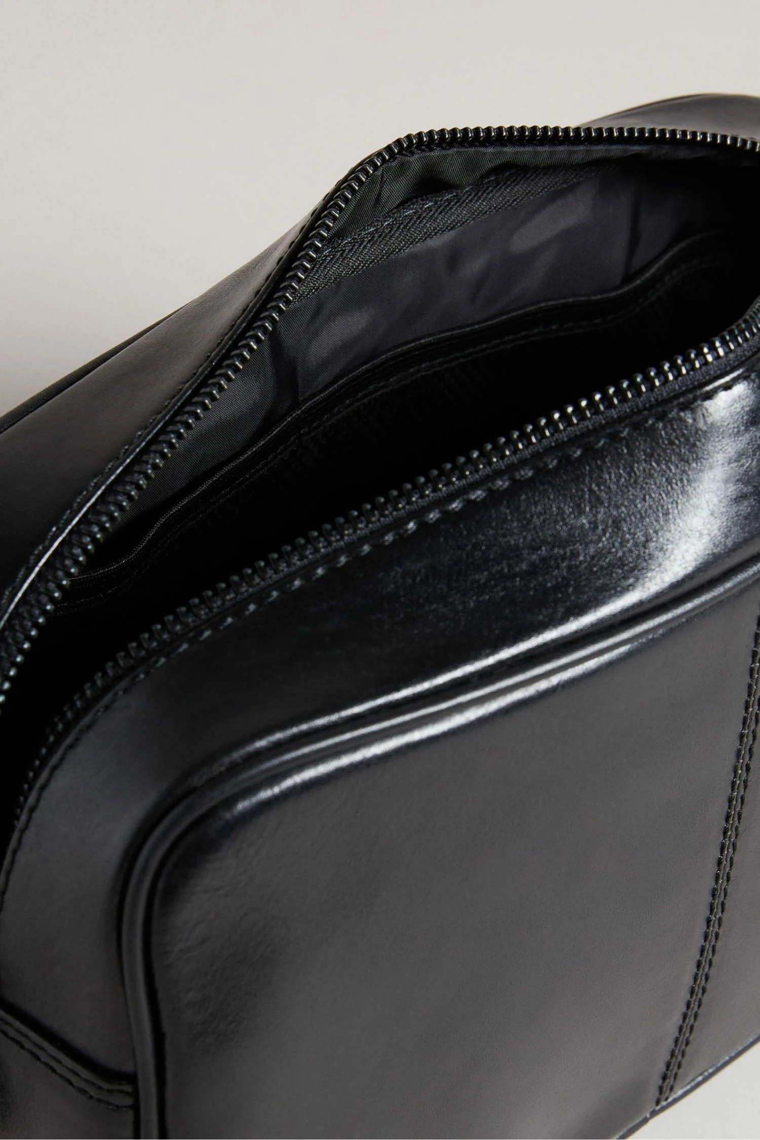 Ted Baker Dann Black Leather Washbag 6 Ted Baker Dann Black Leather Washbag - Image 4